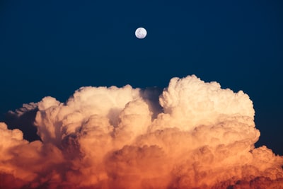 月亮下的雨云